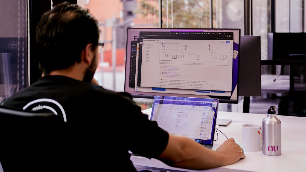 Nu lanza iniciativa de becas tecnológicas Foto de ingeniero de Nu trabajando en un escritorio. Nu lanza iniciativa de becas tecnológicas.