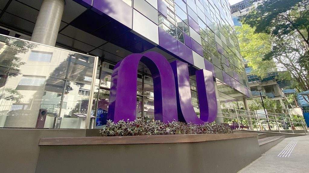 Nubank reporta $1,000 millones de dólares en utilidades netas en 2023 Fotografía del logo de Nu en las oficinas de Brasil. Nubank reporta las utilidades netas en 2023.