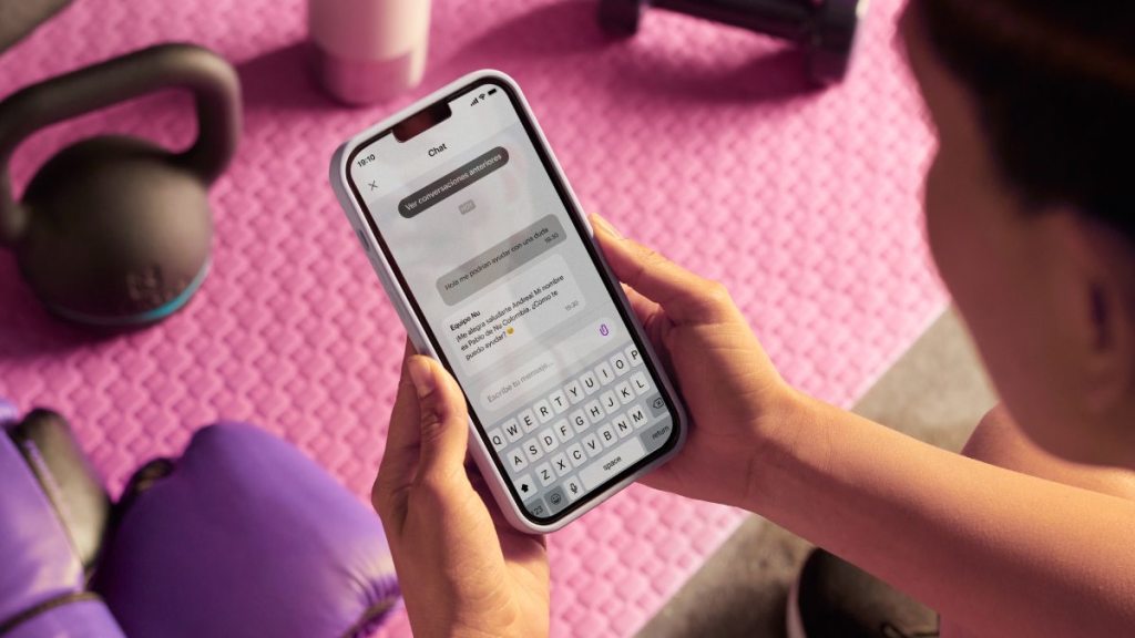 Servicio al cliente Nu Fotografía de una mujer en su celular utilizando el chat personalizado del servicio al cliente Nu