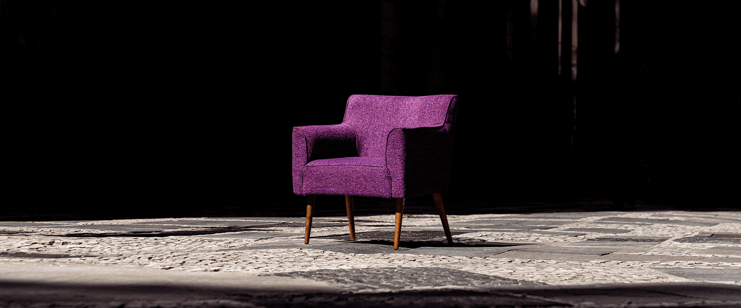 Foto de silla morada con fondo negro. Conoce el manifiesto de Nu y postúlate a nuestras vacantes.