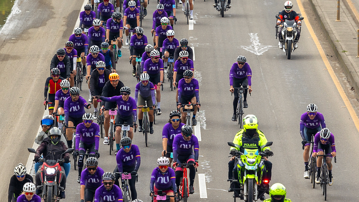 Foto de celebración de un millón de clientes en Nu Colombia junto al Equipo Nu Colombia.