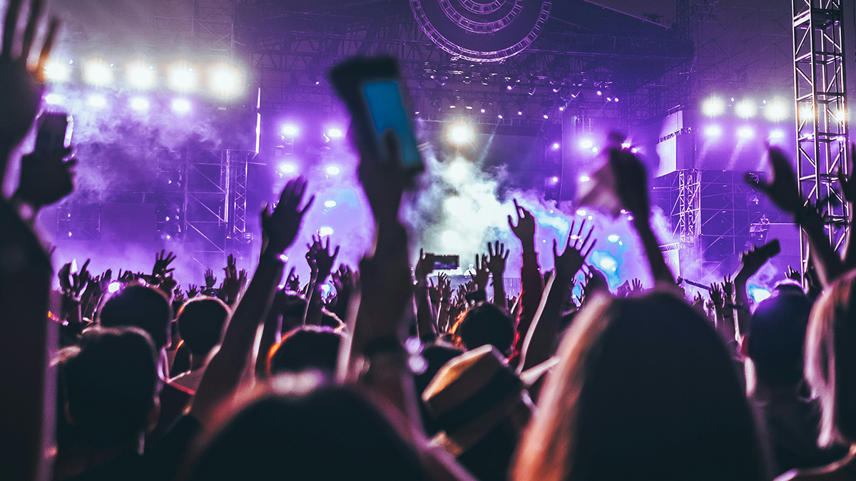 ¿Cuánto te cuesta ir al festival de tus sueños? Imagen de concierto. Descubre cuánto te cuesta ir al festival de tus sueños.