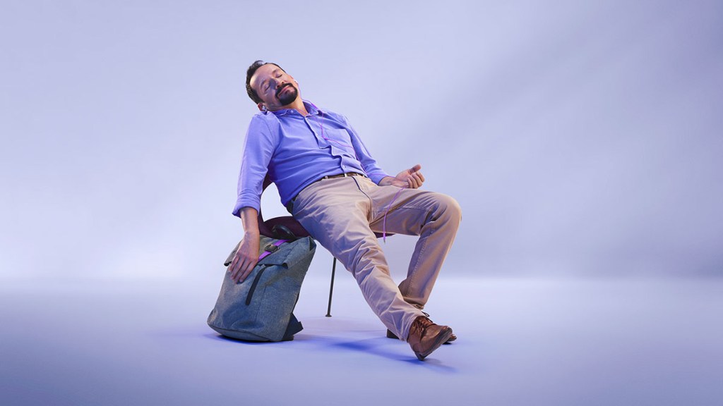 Persona aburrida por el robo de celular con la app de Nu. Descubre qué hacer en el Centro de Ayuda.