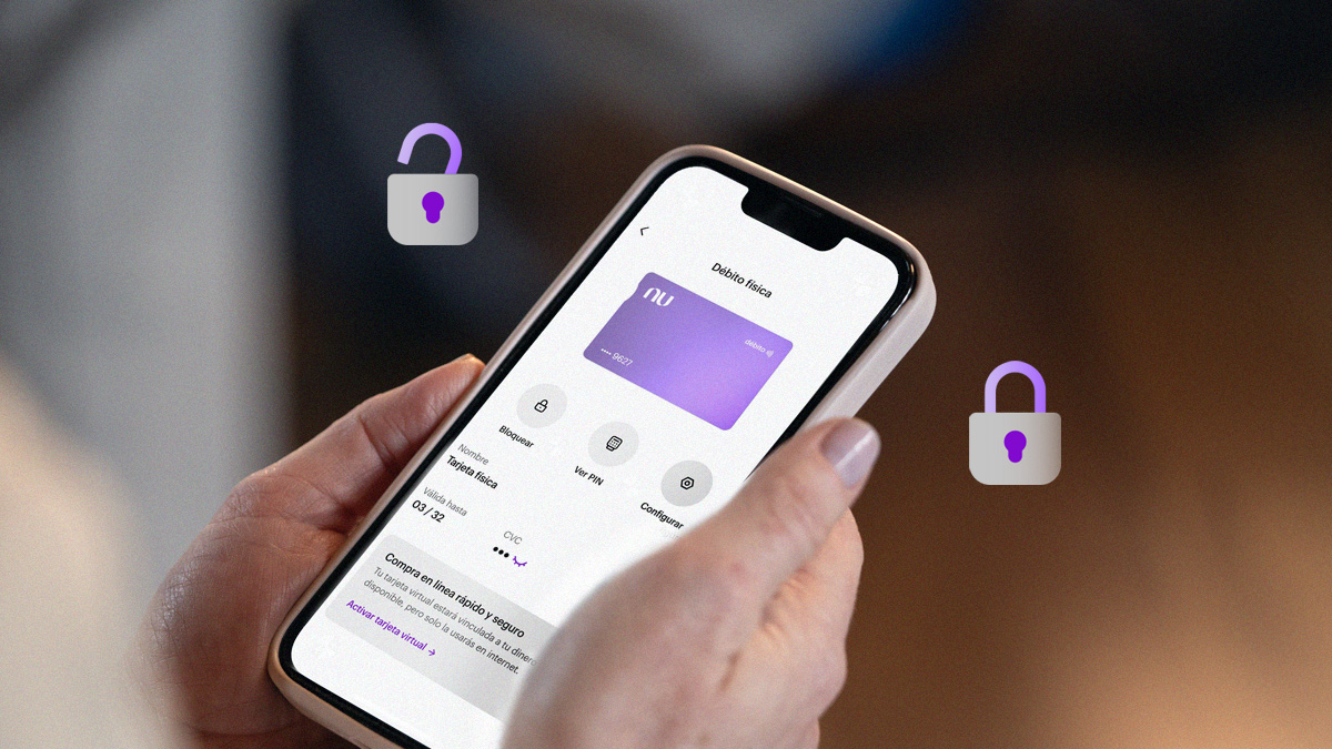 Foto de persona realizando el bloqueo de tarjeta débito Nu. Guía para el bloqueo de tarjeta débito.