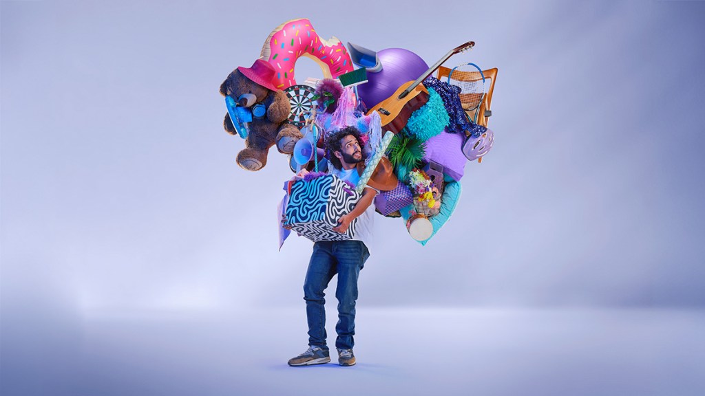 Foto de persona preocupada por un cargo extraño en su tarjeta débito, conoce que hacer en este caso