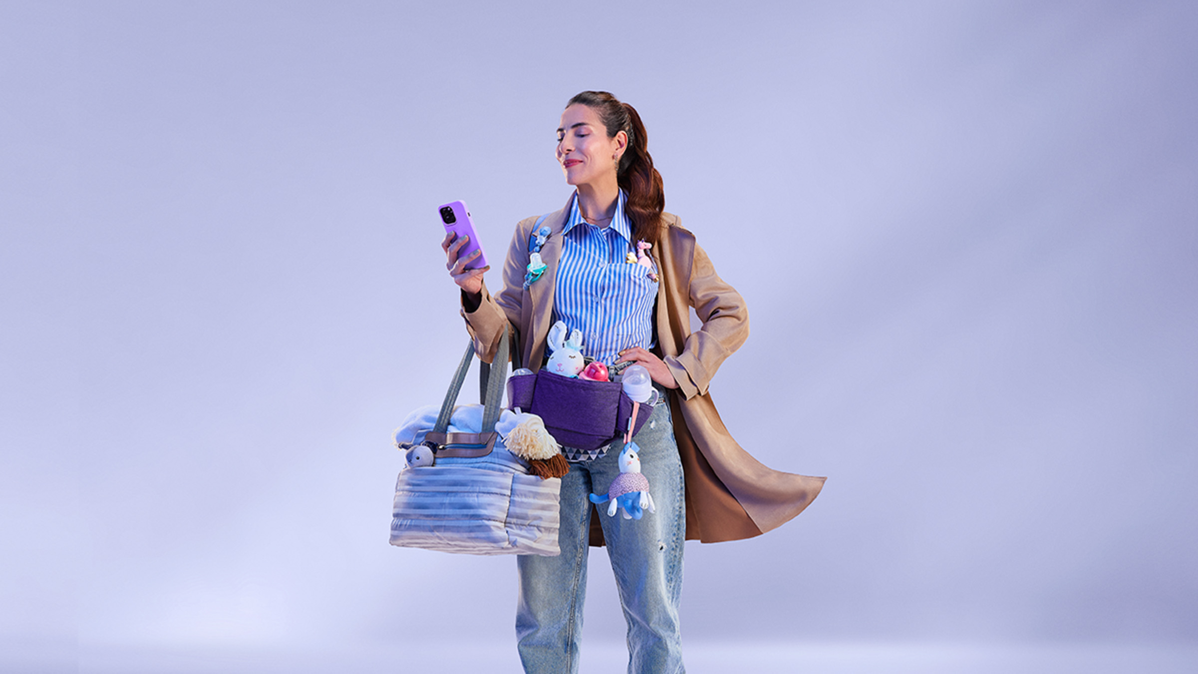 Fotografía de mujer segura usando su móvil, consciente de las estafas por teléfono.