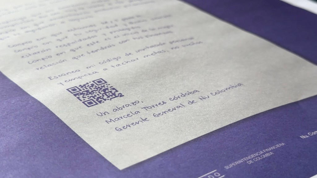 Foto de Marcela Torres, gerente general de Nu Colombia, escribiendo una carta a los colombianos.