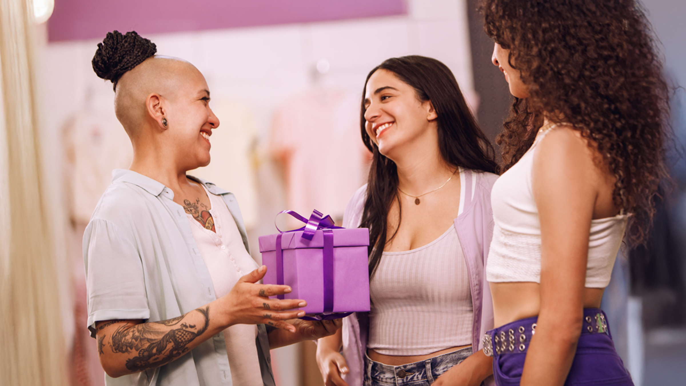 Foto de empleados en el intercambio de regalos en la oficina: ¿Cómo defender tus finanzas?