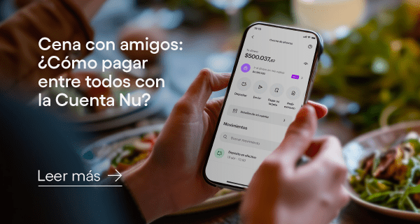 Foto de persona en restaurante viendo su Cuenta Nu. Cena con amigos: ¿Cómo pagar con la Cuenta Nu?