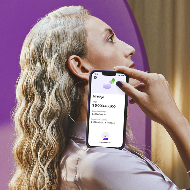 Foto de mujer en la app de Nu con una inversión en los CDTs Nu: haz que tu dinero crezca.