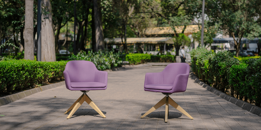 Trabajar en Nu: ¿Qué hay detrás de lo extraordinario? Imagen de dos sillas moradas en el parque. Trabajar en Nu: ¿Qué hay detrás de lo extraordinario?