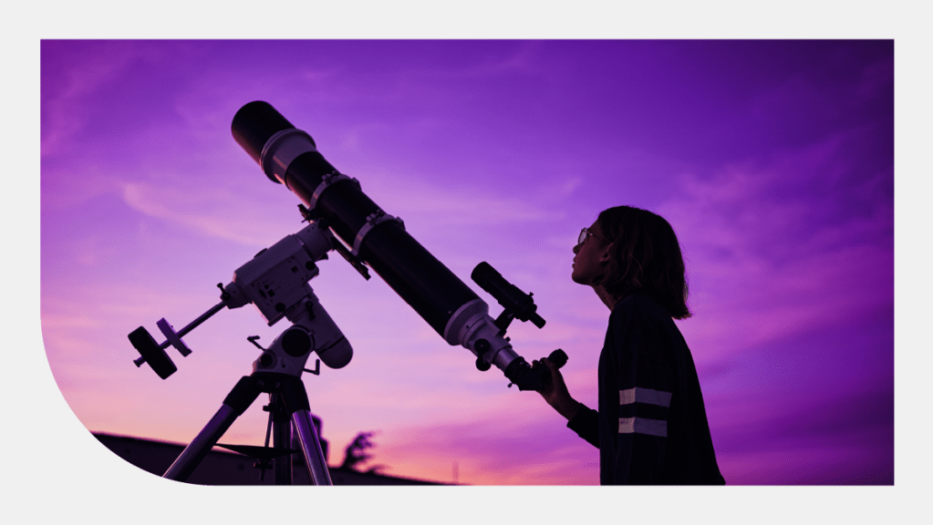 ¿Te gusta la observación astronómica? Esto te cuesta empezar Foto de mujer mirando en el telescopio ¿Te gusta la observación astronómica? Esto te cuesta empezar