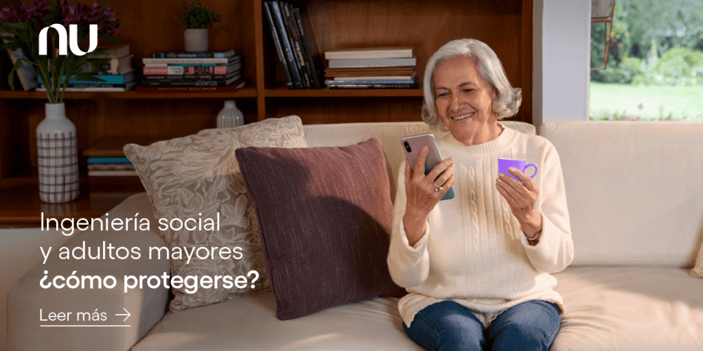 Foto de adulta mayor mirando su celular. Ingeniería social y adultos mayores, ¿cómo protegerse?
