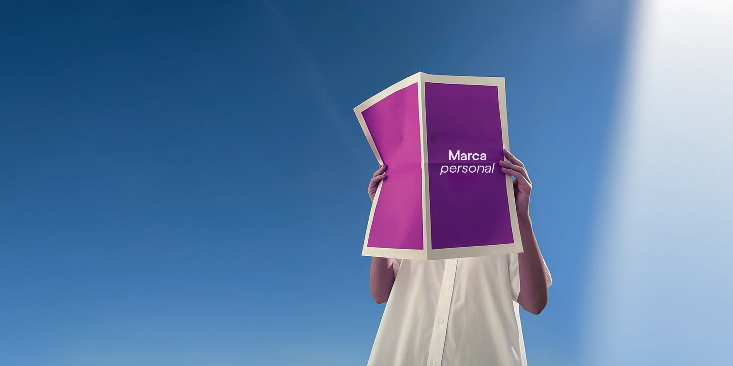 Imagen de persona leyendo sobre la marca personal, ¿por qué es importante y cómo crear una?