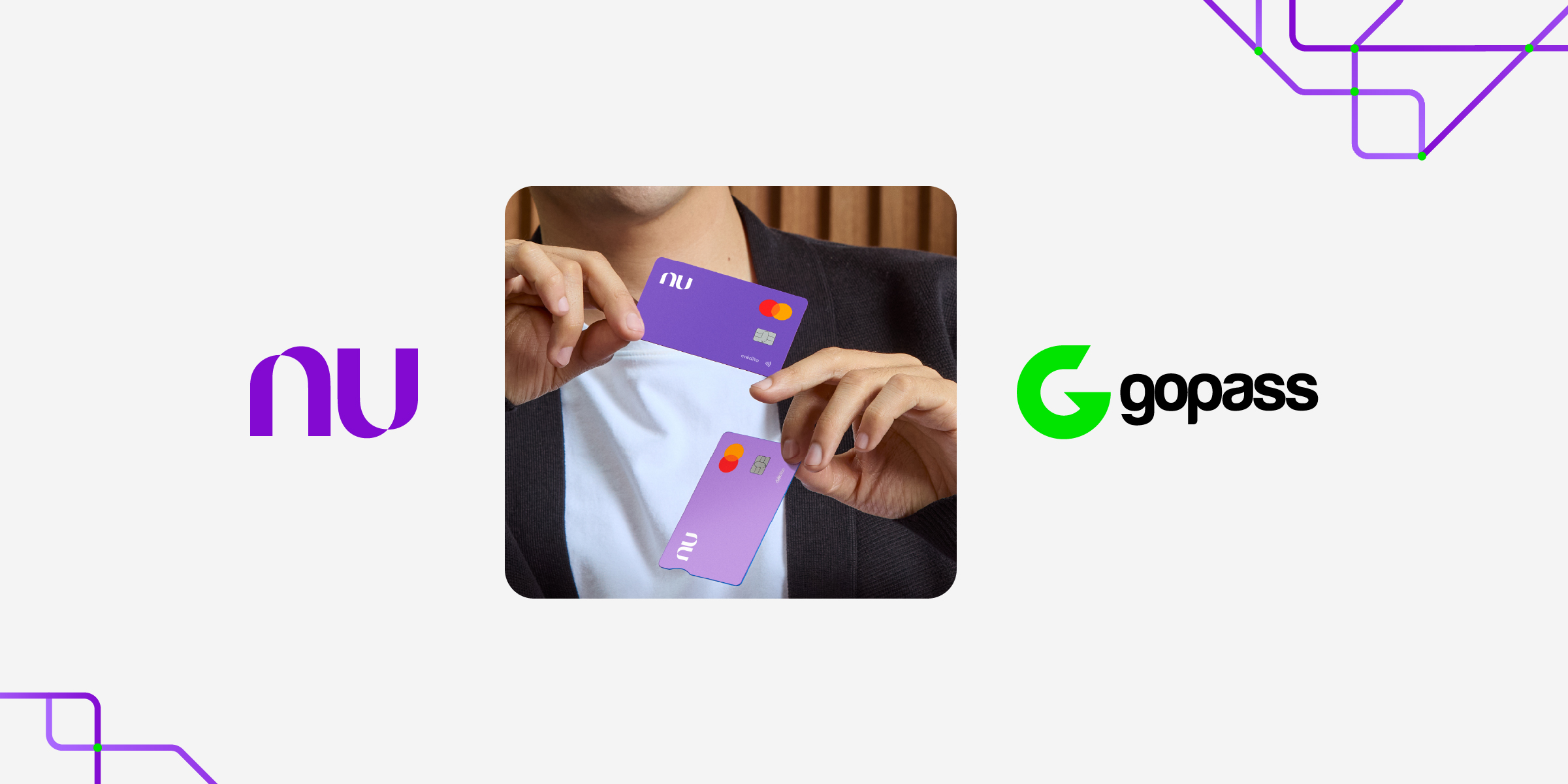 Persona con las tarjetas Nu y logos de Nu y Gopass. Con Nu un mes de Gopass premium y dos peajes