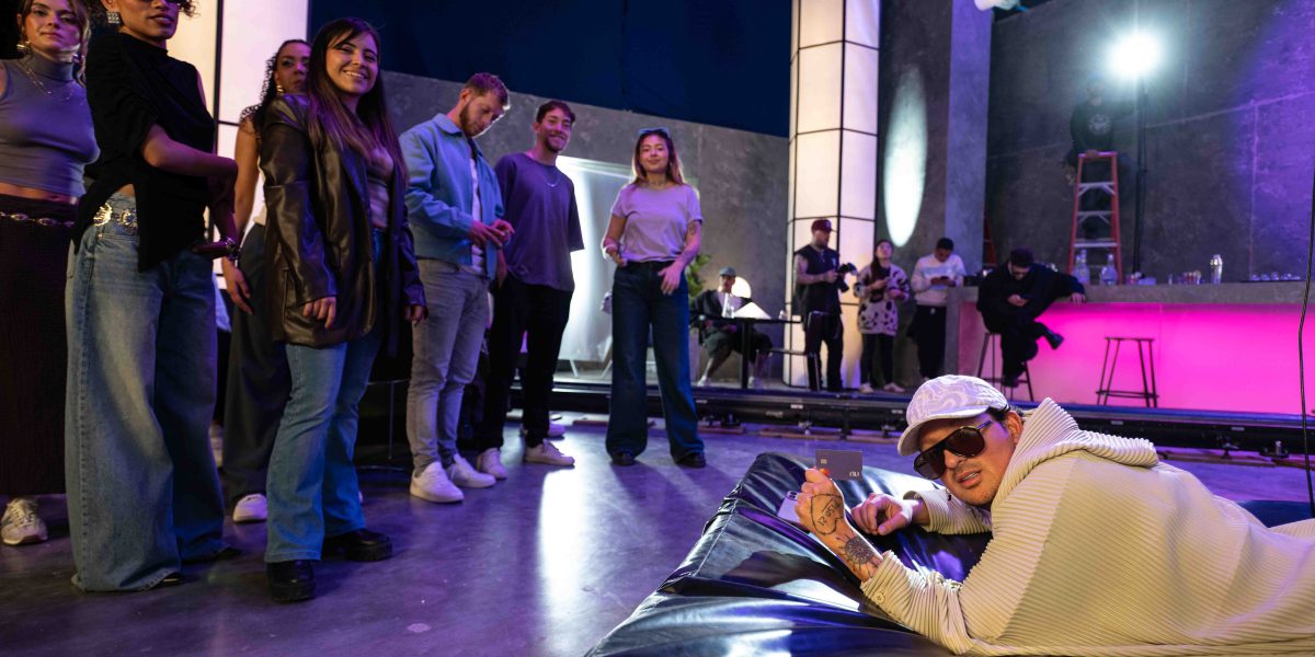 NUevo Piso 21 ft Nu - Backstage Pablo de Piso 21 con la tarjeta de débito de la Cuenta Nu