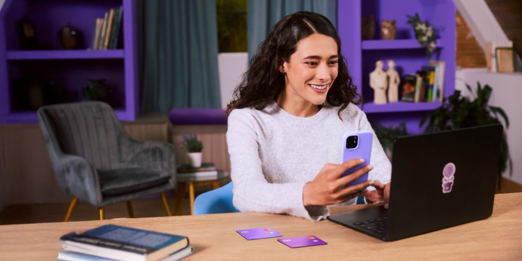 Imagen de mujer feliz con Nu. Respira, estás seguro con Nu