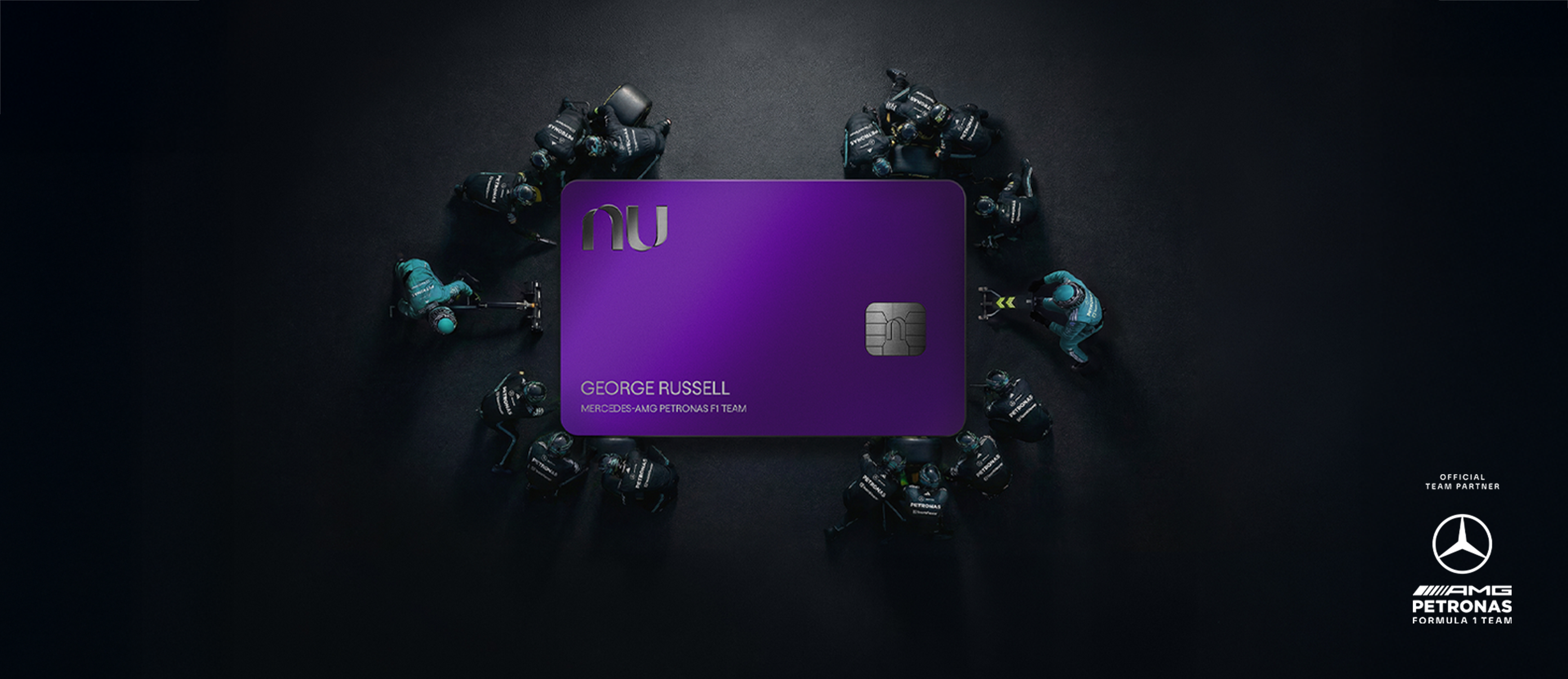 Nu será patrocinador oficial del equipo Mercedes-AMG PETRONAS de F1. | imagen tarjeta de crédito Nu, fondo negro con engranajes de F1