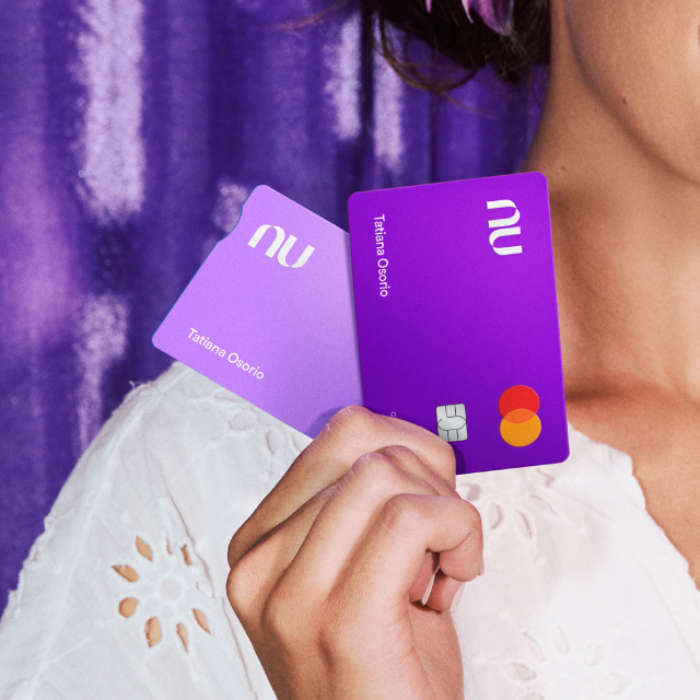 Imagen de persona con las tarjetas de Nu. Beneficios de verdad: beneficios Nu 