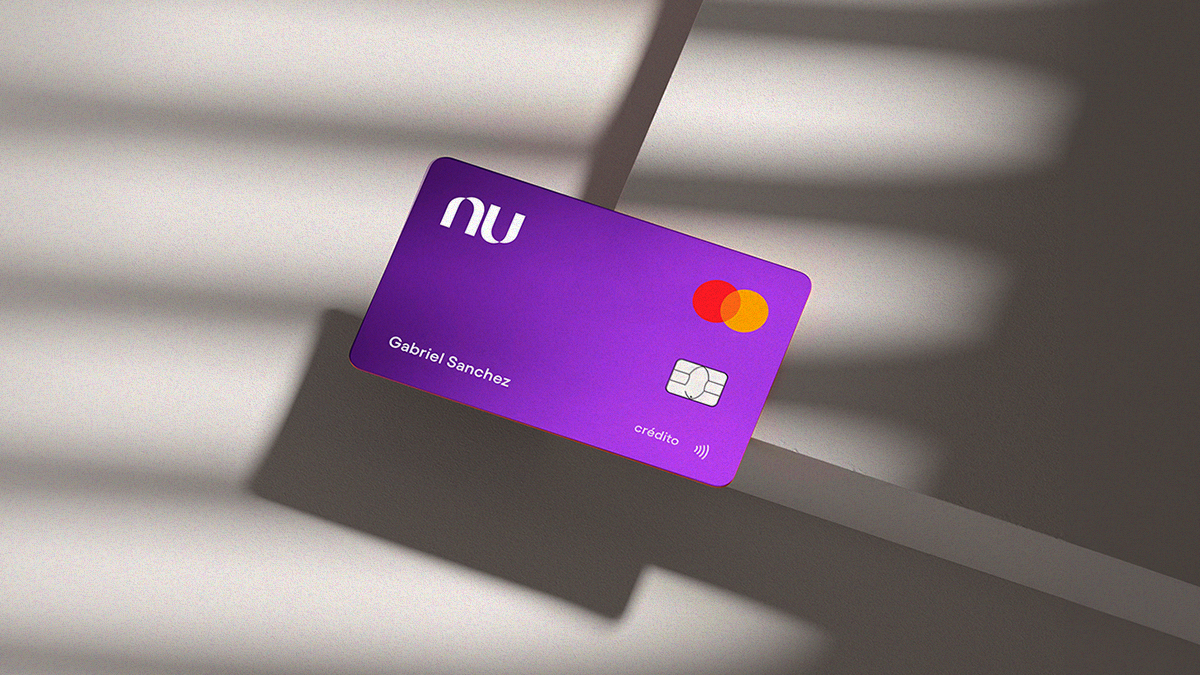 Conoce las opciones que tiene tu Tarjeta de Crédito Nu | Tarjeta de Crédito Nu morada, fondo gris y sobra de la tarjeta de crédito.