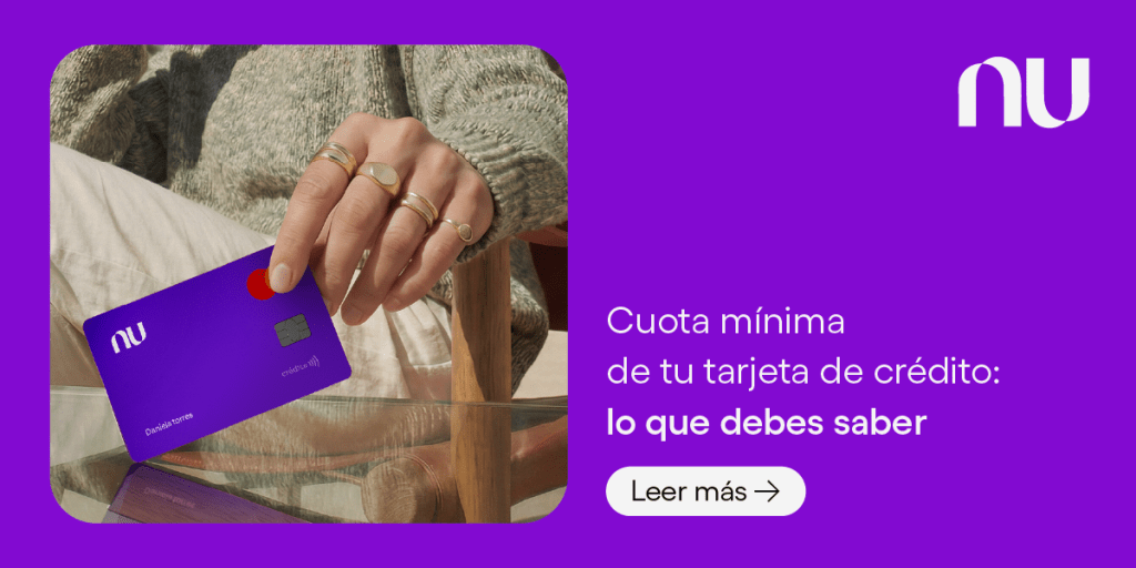 Foto de persona con la tarjeta de crédito Nu. Cuota mínima de tu tarjeta de crédito.