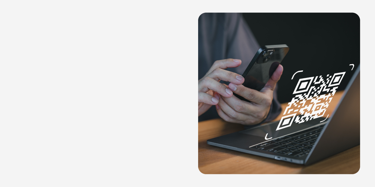 Persona escaneando un código QR con un teléfono móvil. Robo con códigos QR: ¿cómo protegerte?
