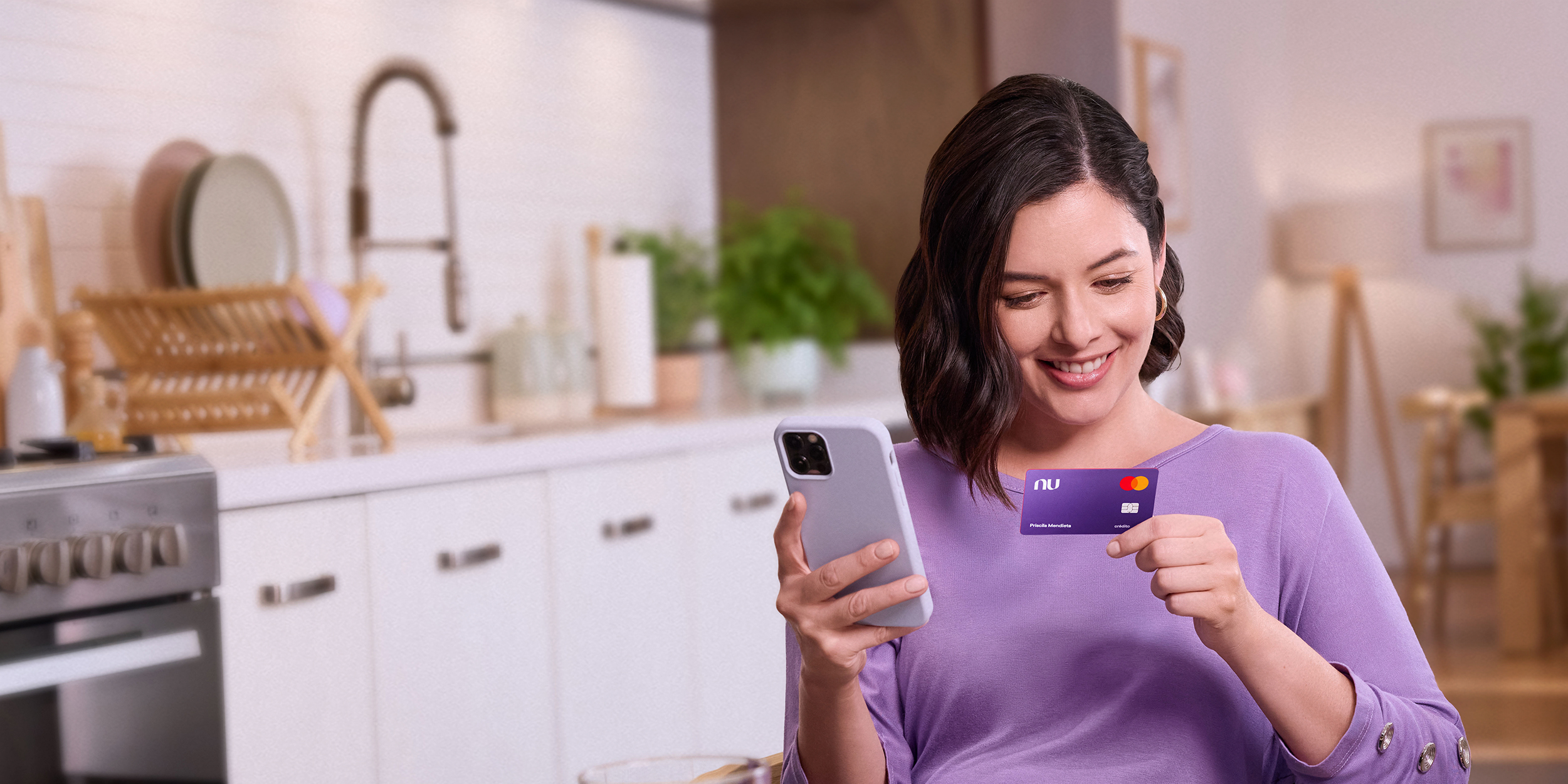 Mujer feliz con su primera tarjeta de crédito Nu. Aplicar a una tarjeta de crédito por primera vez