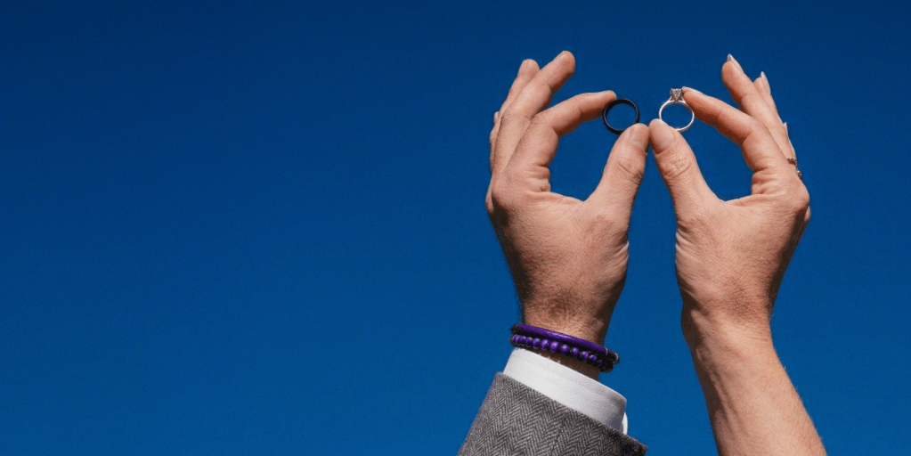 ¿Cuánto cuesta casarse en Colombia? Imagen de pareja con los anillos de boda. ¿Cuánto cuesta casarse en Colombia?