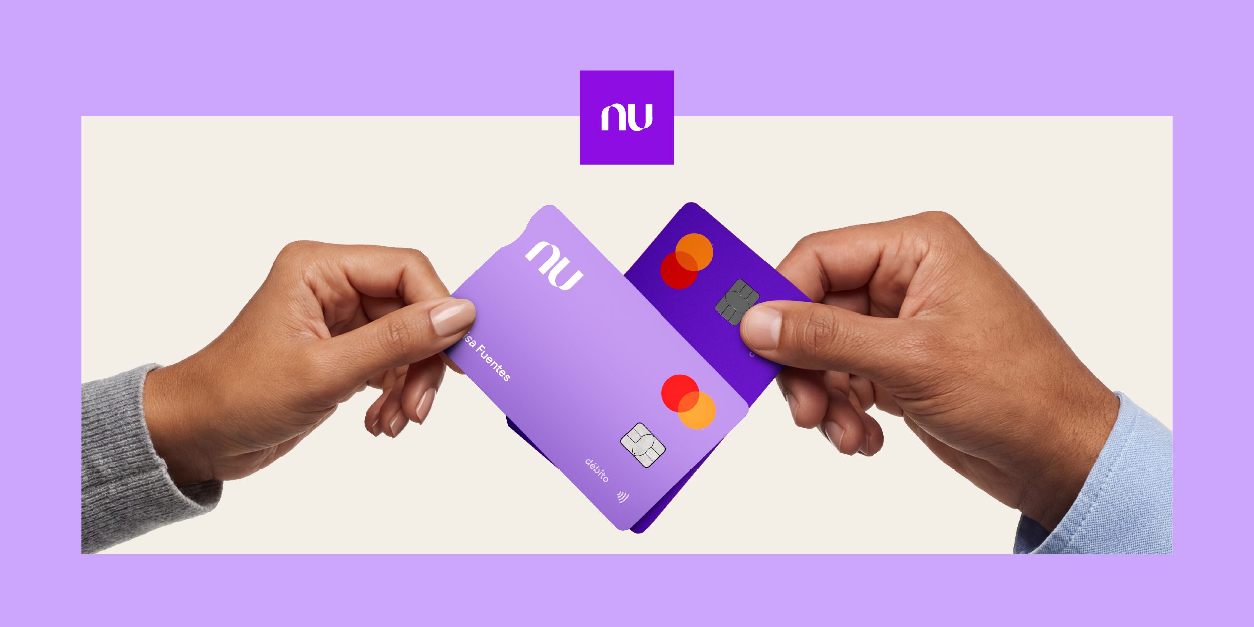 Manos sonteniendo trajetas Débito Nu Crédito Nu. Crédito o débito ¿cuál usar en tu día a día?