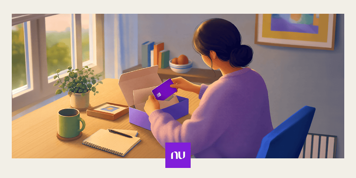 Mujer sentada en un escritorio con una caja morada a su lado, mirando hacia la cámara con una sonrisa. ¿Cómo deshacerte de una tarjeta física sin exponer tus datos?
