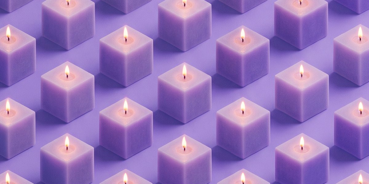 Imagen de velas moradas. Cajitas Nu: de la manifestación a la realidad