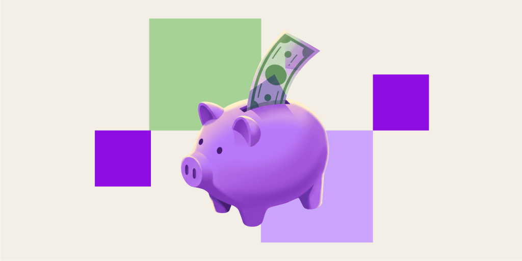 Plan de ahorro 2026: 5 ajustes mensuales para alcanzar tus metas Alcancía morada con varias monedas y billetes asomando por la parte superior. Plan de ahorro 2026: 5 ajustes mensuales para alcanzar tus metas