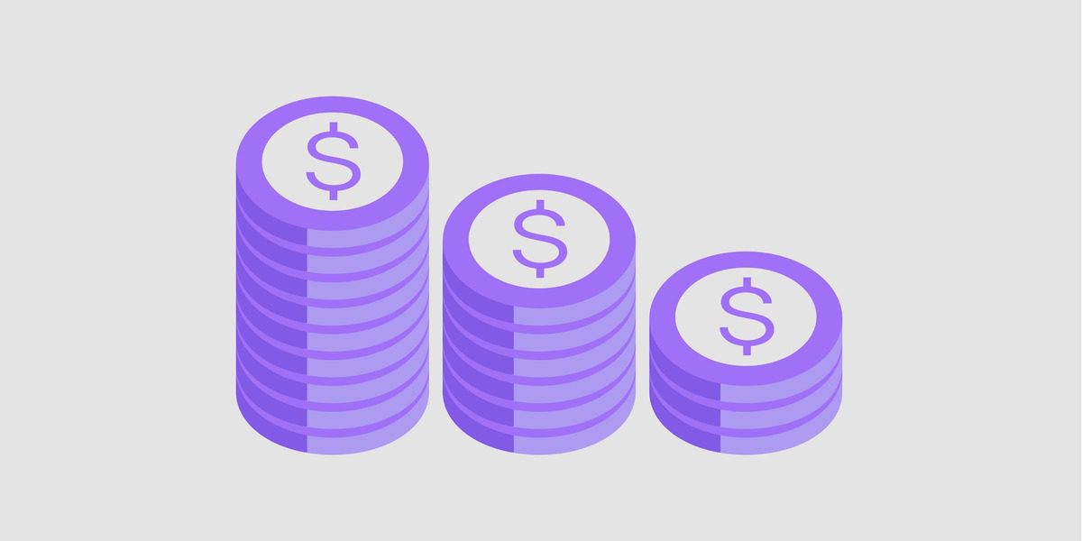 ¿Qué es el interés compuesto? Monedas moradas apiladas, destacando el símbolo del dólar en cada una. ¿Qué es el interés compuesto?