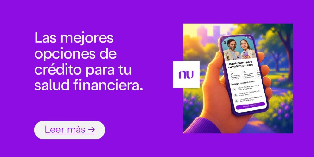 Mujer sentada en una mesa con un teléfono. Tu primer préstamo personal: cómo pedirlo y qué esperar