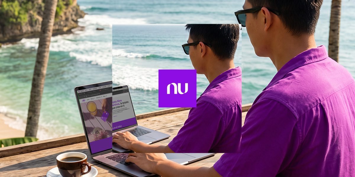 Cuánto te cuesta ser nómada digital en 2026. Hombre con camisa morada trabajando en la playa. Cuánto te cuesta ser nómada digital en 2026.