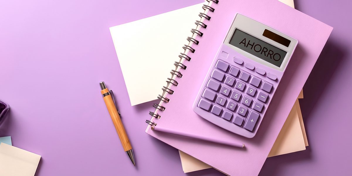 Errores comunes cuando las personas empiezan a ahorrar Escritorio con cuaderno esfero y calculadora. Errores comunes cuando las personas empiezan a ahorrar