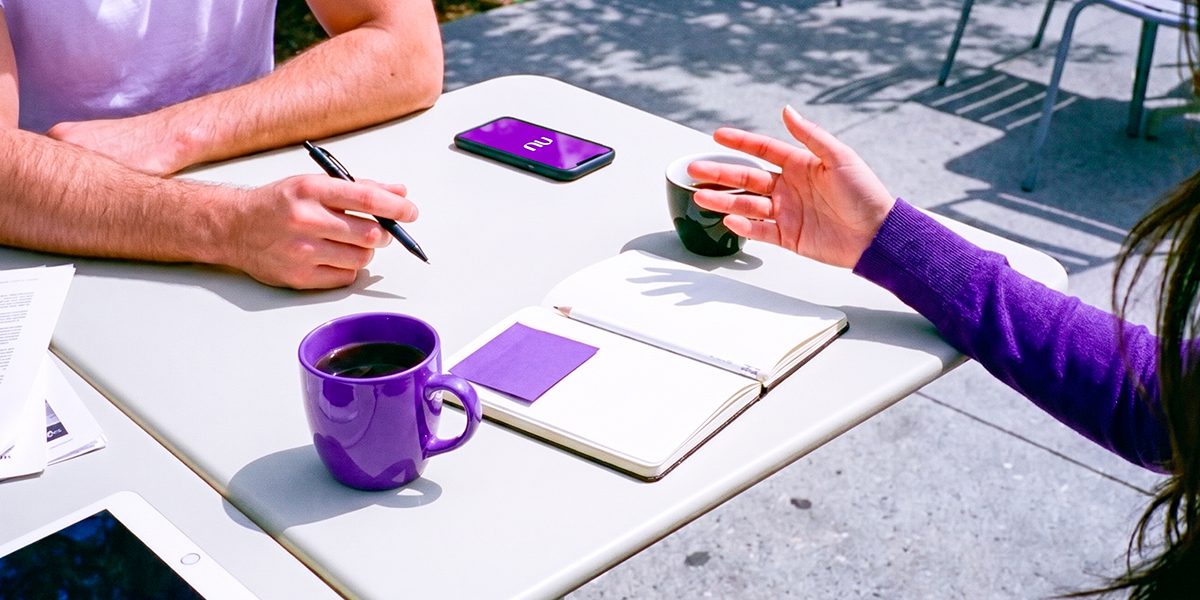 Imagen de personas planeando un ahorro. Cómo crear una meta de ahorro.